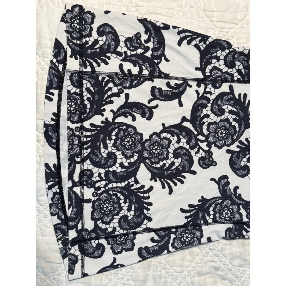 Lululemon Tank Top Women 6 Black White Paisley Floral Lace Scoop Neck Racerback